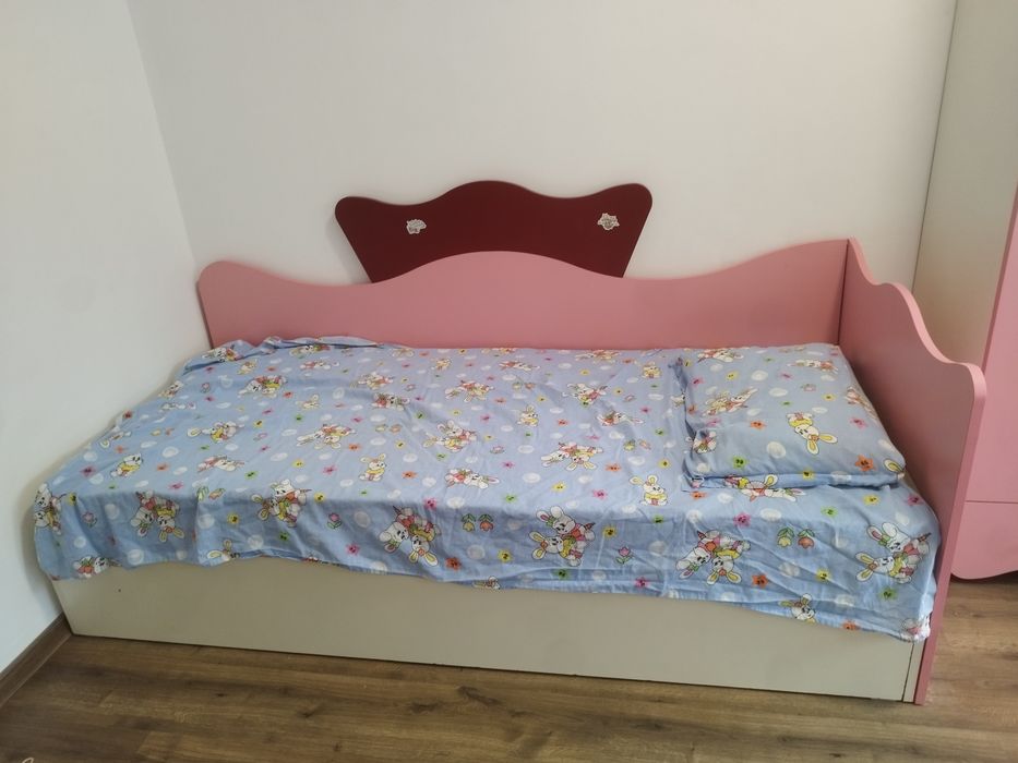 Легло и бюро, мебели за детска стая, розови за момиче