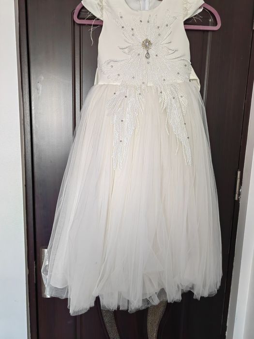 Rochita alba fetita 8-9 ani