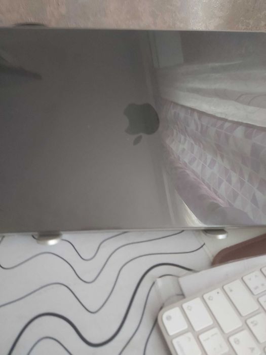 Macbook m3 pro 18/512gb 97% 88 циклов зарядки, макбук в чехле