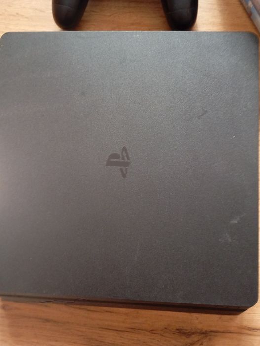 PlayStation 4 500GB + 8 игри + контролер – отлично състояние!