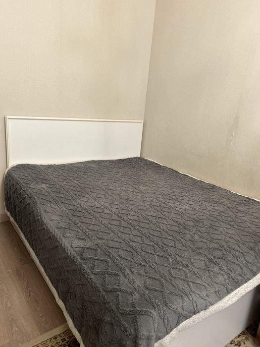 Продам двуспальную кровать! 30 тысяч месте с матрасом