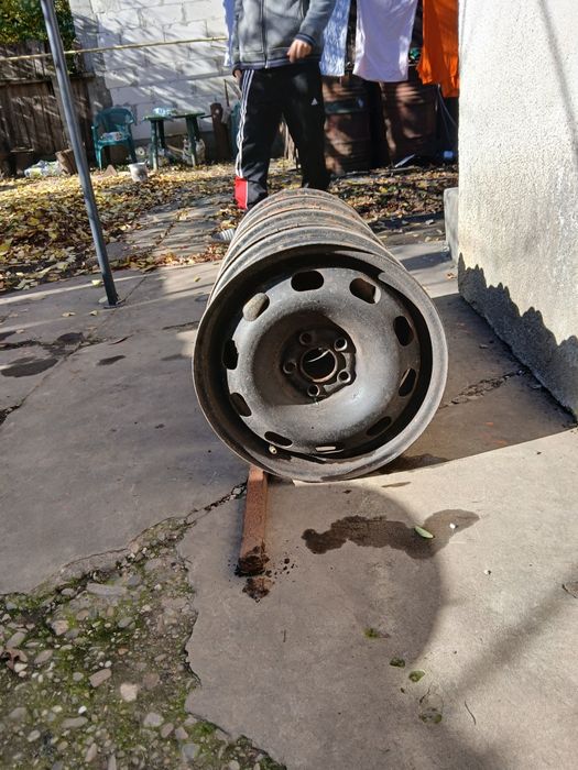 Vând 4 jante de tabla pe 15 și una pe 16 noua