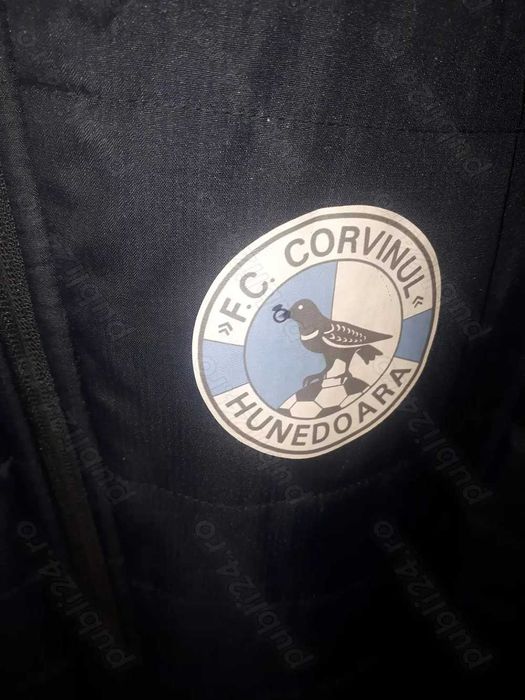 Geaca lunga cu gluga Corvinul Hunedoara- Banii merg la un baiat bolnav