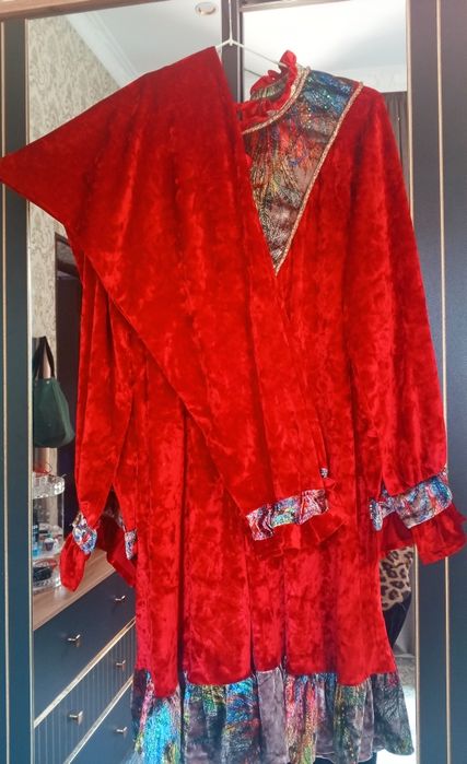 To‘q qizil vilur ko‘ylak  — uyda ham jozibali ko‘rinish uchun!