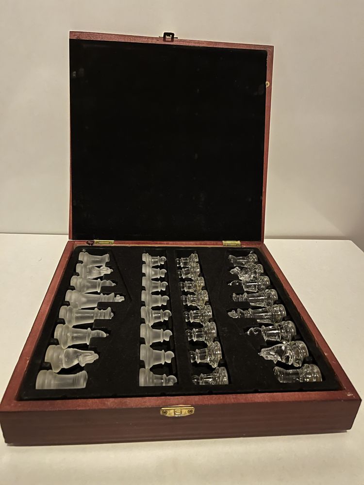 Винтидж стъклен шах с дървена кутия - Колекционерски