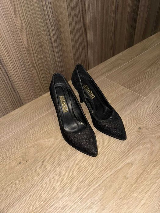 Продам туфли блестящие в отличном состоянии 37 размер