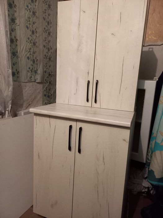 Новый кухонный стол и навесной шкаф