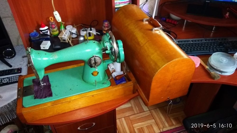 Продам швейную машинку СССР ПМЗ имени Калинина в отличном состоянии