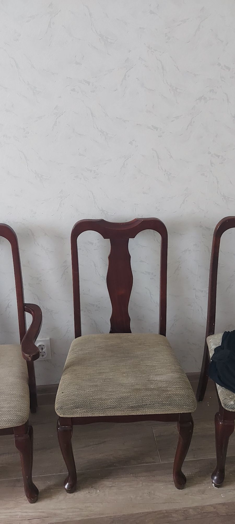 Продам деревянный стол и 6 стульев