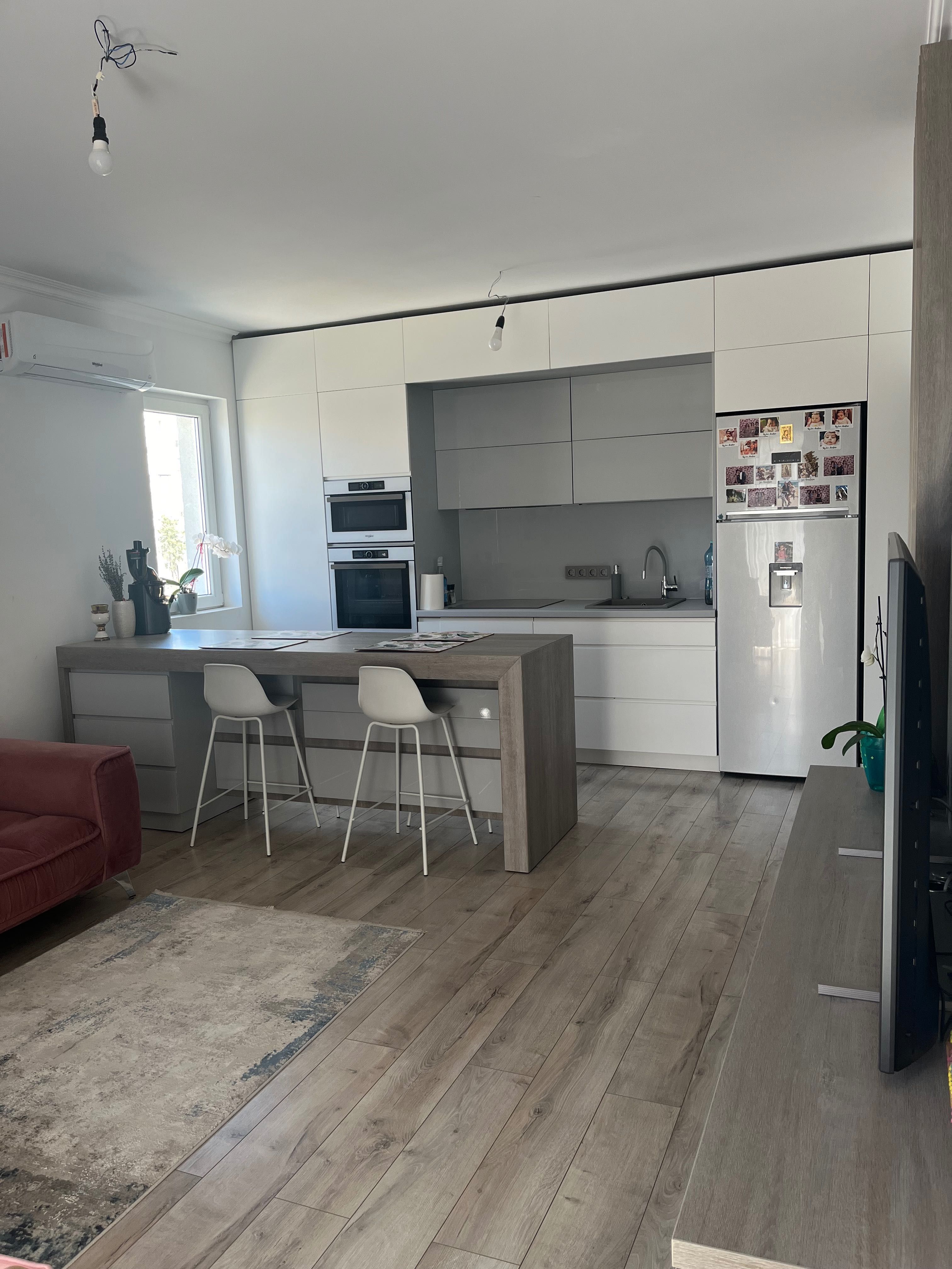 VÂND APARTAMENT 3 camere bloc nou