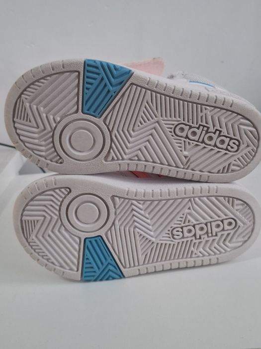 Adidasi marimea 26