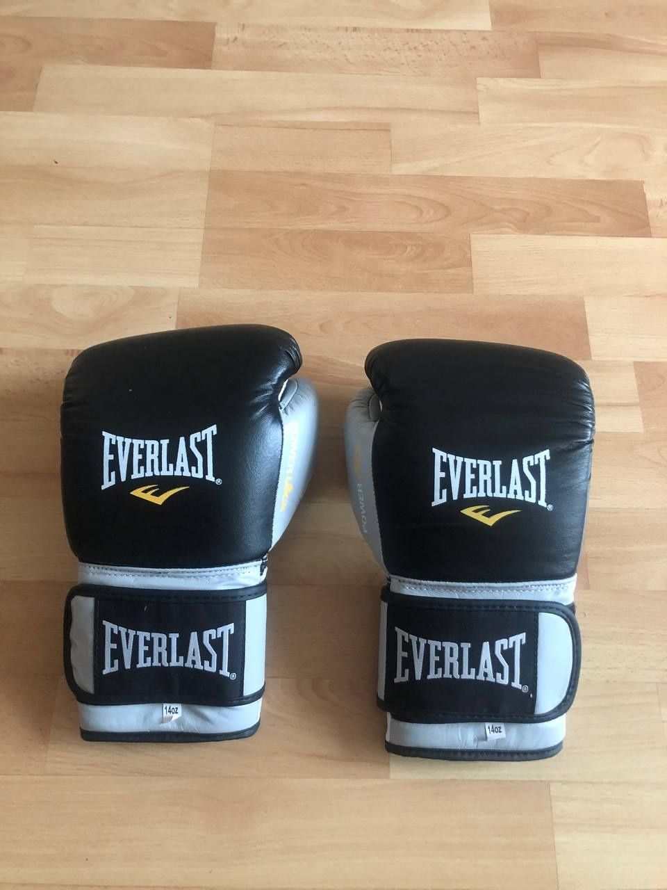 Боксерские перчатки EVERLAST