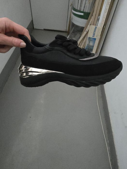 Vând pantaloni sport