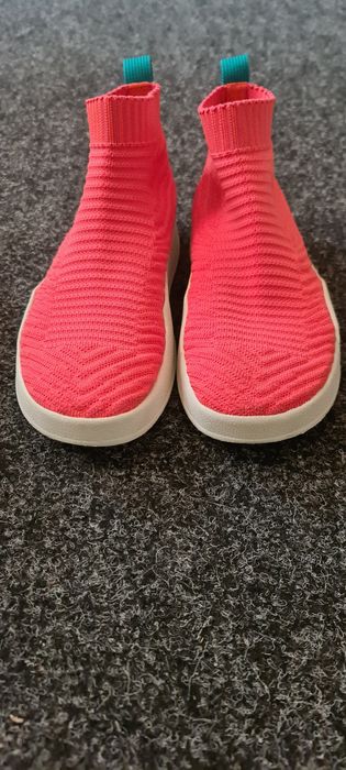 Vând pantofi sport Adidas.