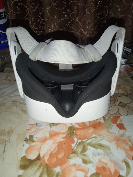 Vând ochelari vr meta quest 3s stare impecabila