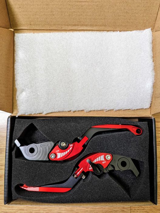 Ducati Multistrada V4; manete pliabile: frana ambreiaj, viteza;