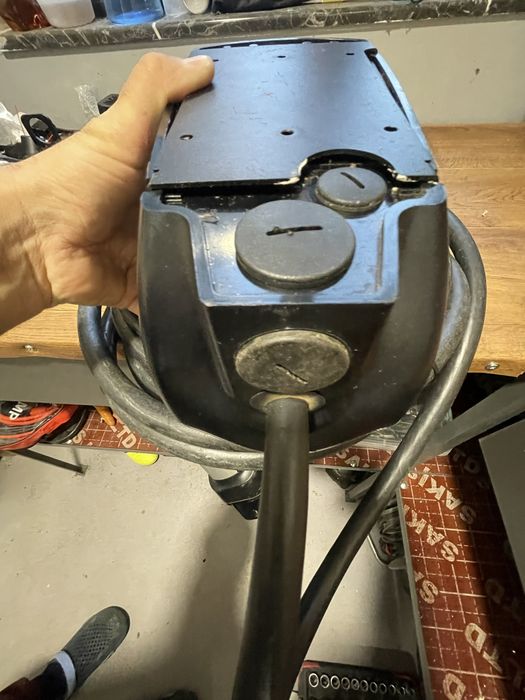 Тесла зарядна станиция Tesla wall box. Ел зарядна станция Tape 2