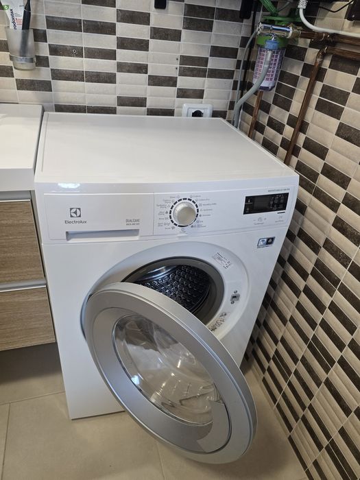 Masina de spalat rufe cu uscator Electrolux EWW1685w