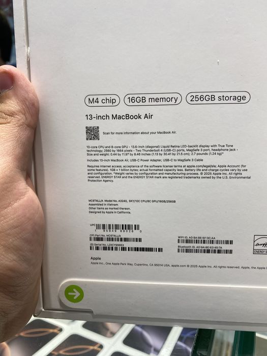 Macbook air 13-inch M4 16/256GB 900$