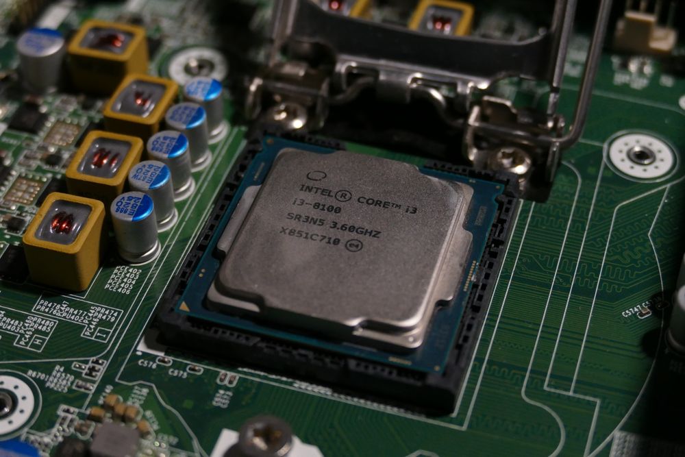 Procesor Intel i3-8100 (4 C, 4T), 3.6 GHz, LGA 1151, Testat, perfect