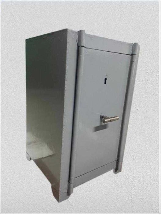 Тяжелый несгораемый сейф