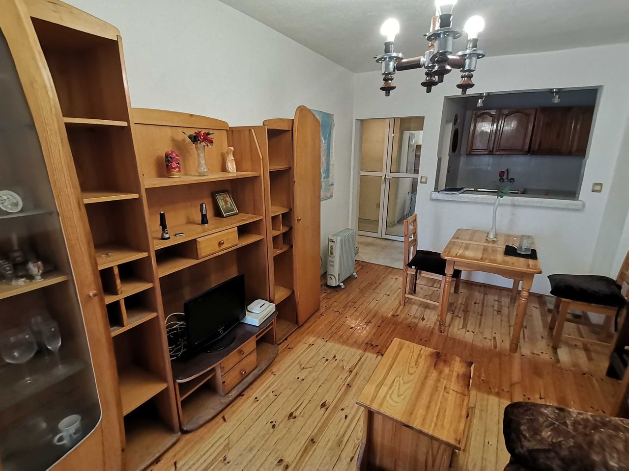 Дава се под наем Тристаен апартамент в Бургас, Лазур - 91 кв.м за 561 € - Снимка #1
