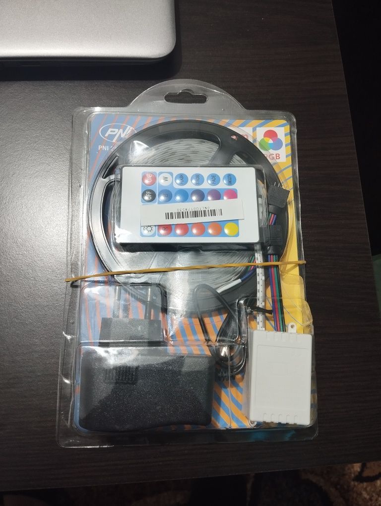 Banda LED RGB lungime 5 metri noua cu telecomanda