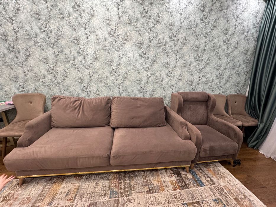 Продам диван с двумя креслами 70000