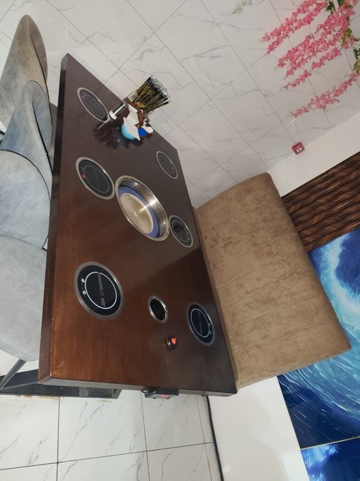 Столы для Хого и диваны, стулья