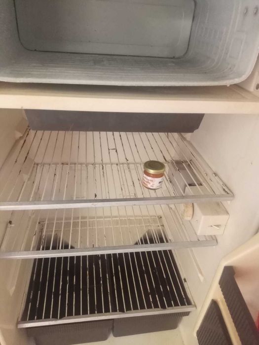 Продавам хладилник Мраз с фризер