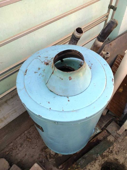 Котёл отопительный газовый. Советский заводской и полностью исправный.