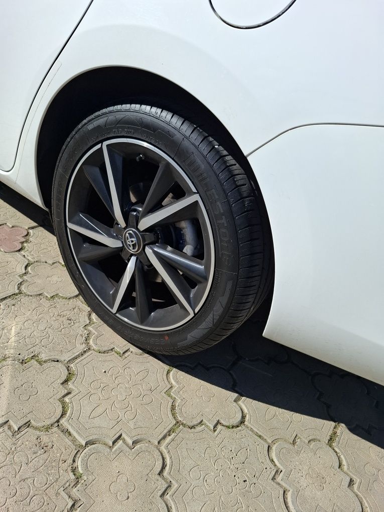 Vînd Toyota auris Touring Sports 1,8 hibrid automat 2018