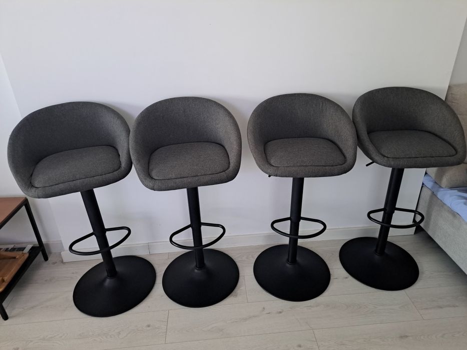Vand masa tip bar impreuna cu 4 scaune