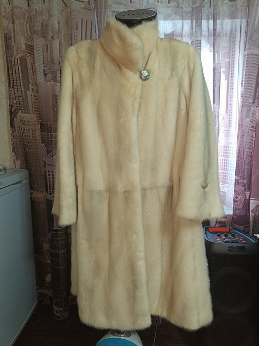 Продам норковую шубу,цвет колотый лёд