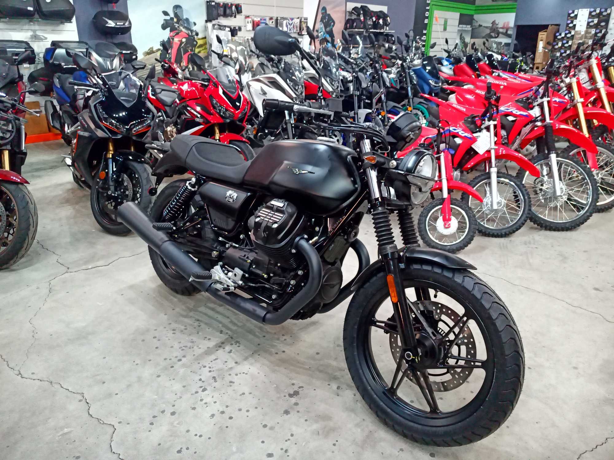 Moto Guzzi V7 Stone nou 0km prin Est Bike Adventure