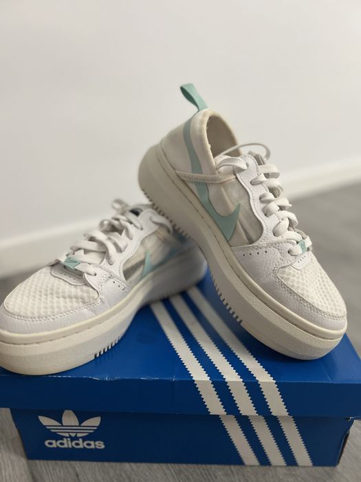 Sneackers nike albi in stare buna