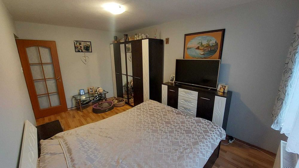 Vând apartament decomandat