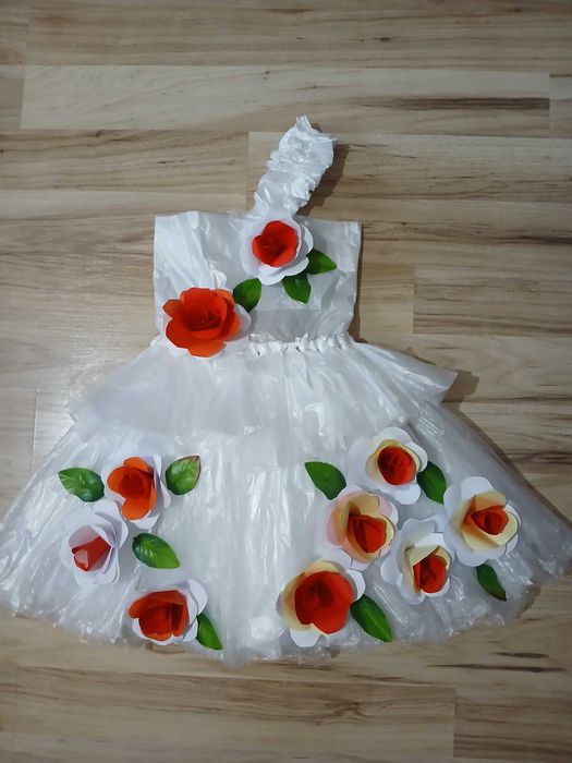 Rochie din materiale reciclabile pt fetita,foarte draguta,mar 4-6 ani