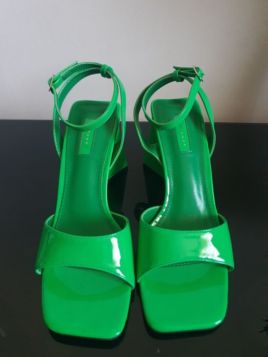 Sandale verzi lacuite ,nr40
Stare foarte buna , o si