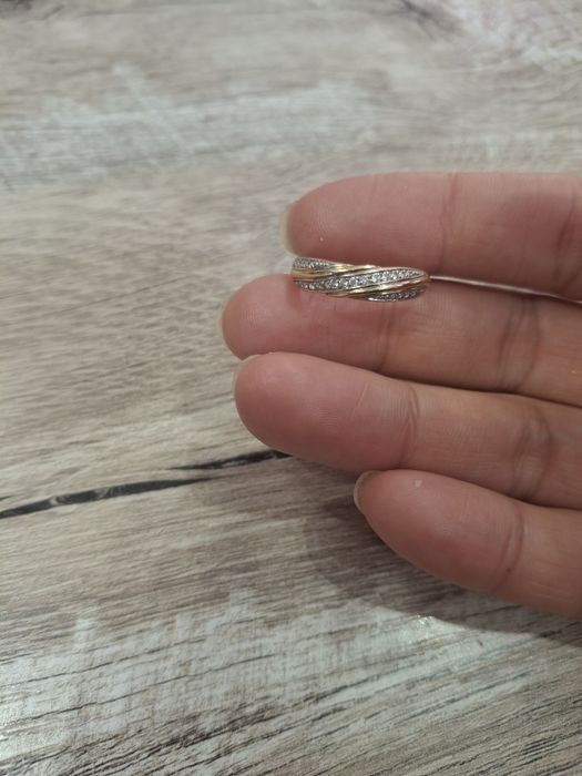 Продам золотое кольцо с фианитами