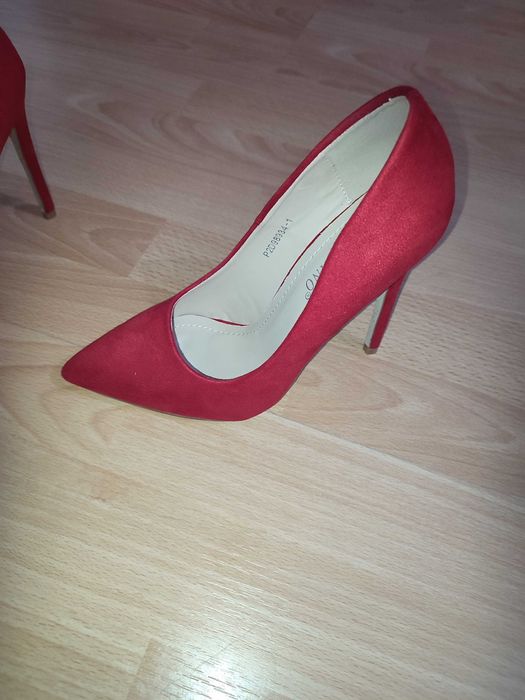 Pantofi cu toc înalt