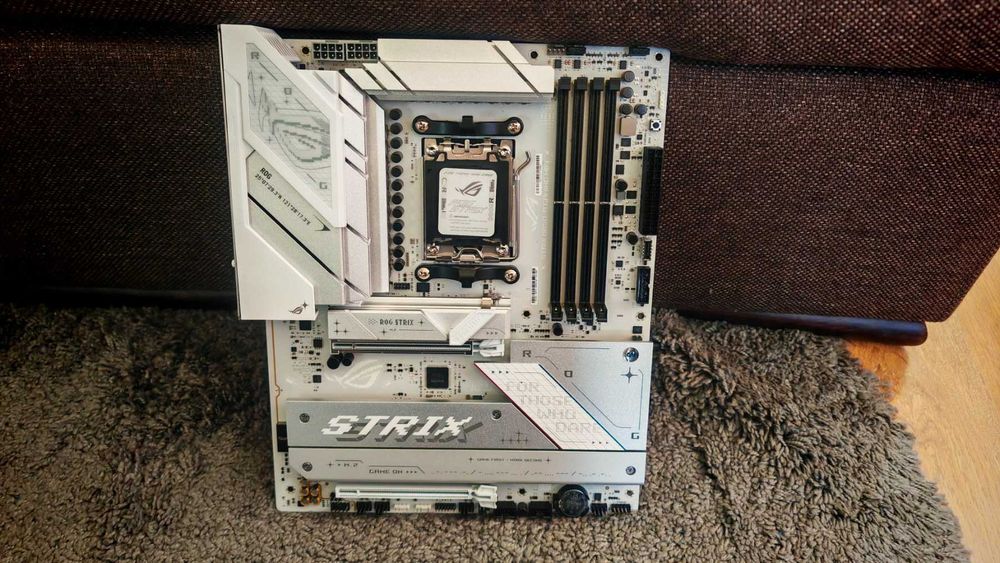 ASUS ROG Strix B850-A WIFI + НОВ RYZEN 7 9800X3D 8-Core AM5