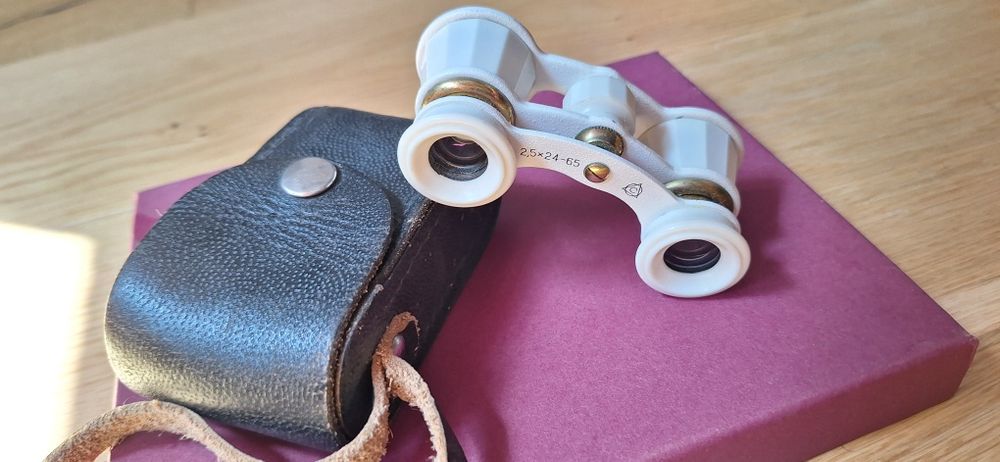 Binoclu vechi pentru teatru