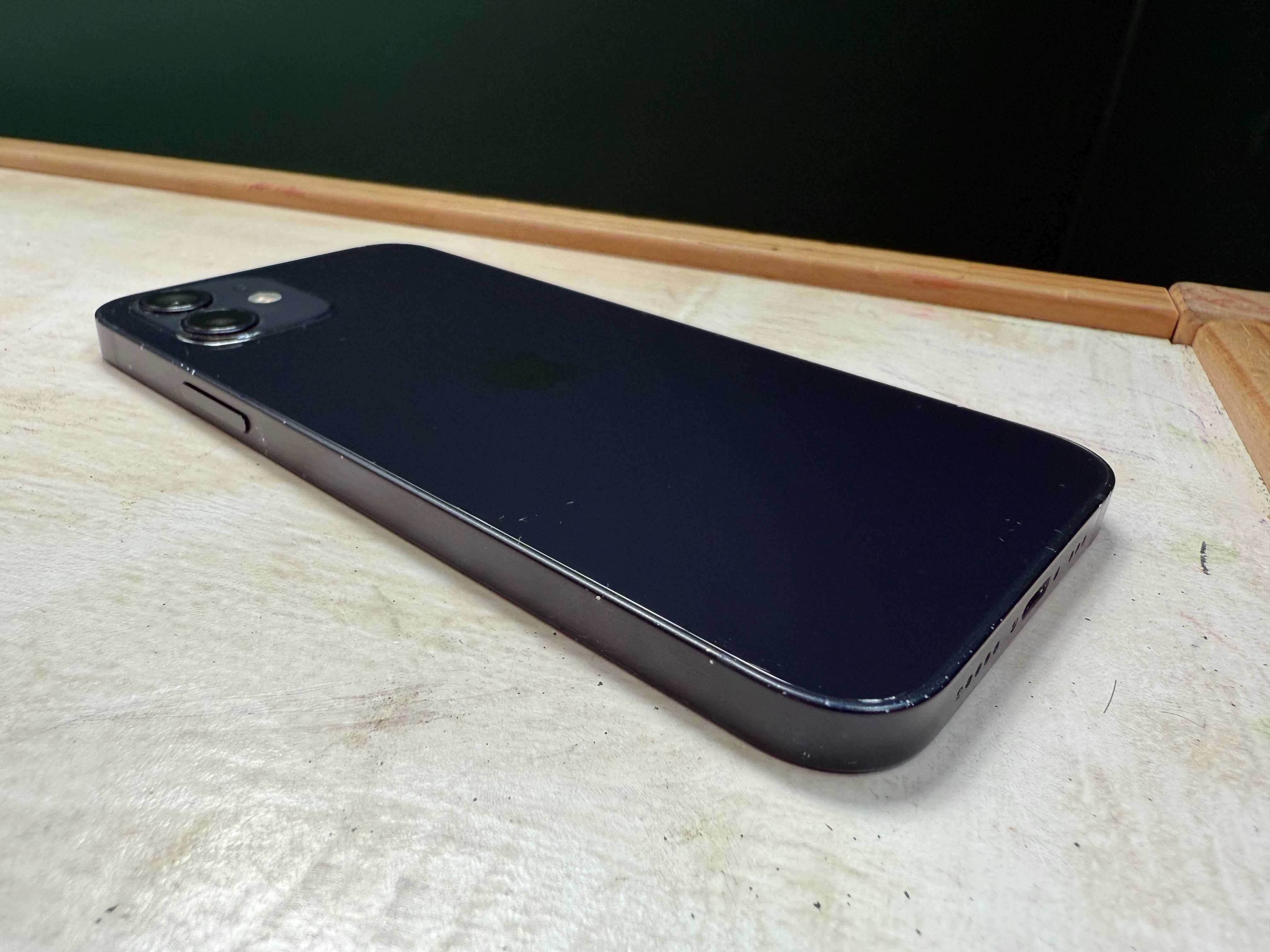 iPhone 12, 64Gb, следи от употреба, оригинална батерия 100% капацитет
