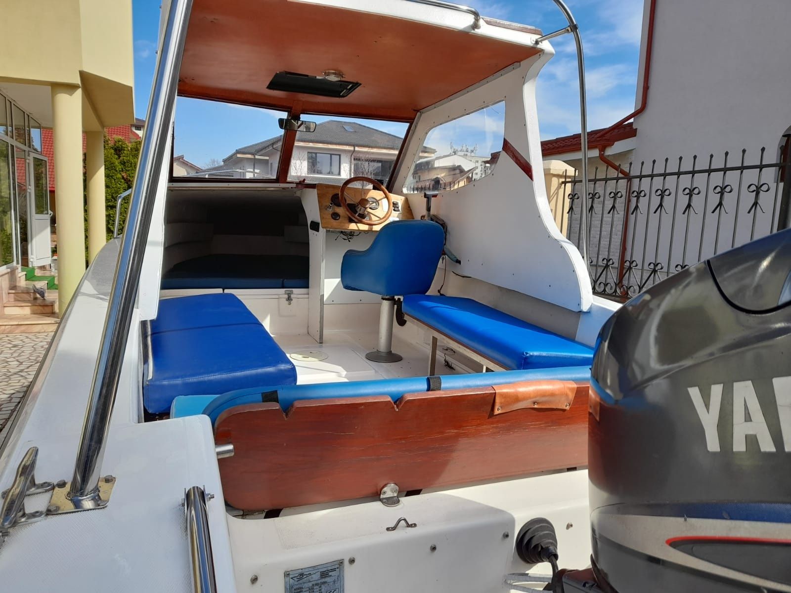 Barca cabinata tip Blade 585