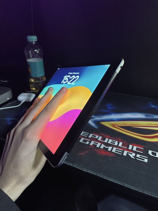 Ipad 6 sim kartalik xolati 10/10 1 kunga bemalol yetadi  full komplket