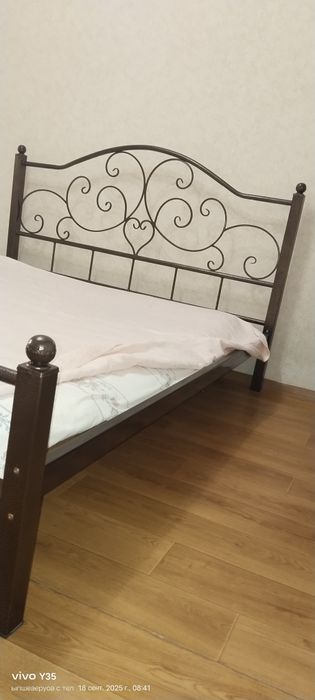 Temir krovat ishlatilgan, ozgina toʻgʻirlash kk joyi bor.