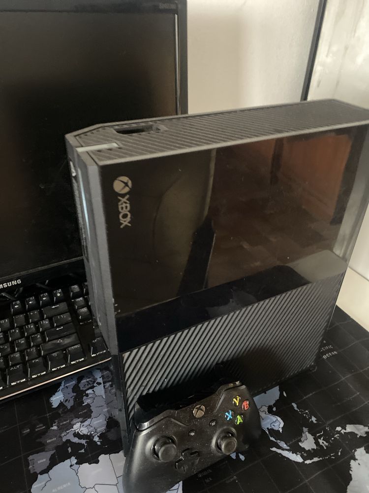 xbox one 500гб 2 диска и 7 игр в цифре