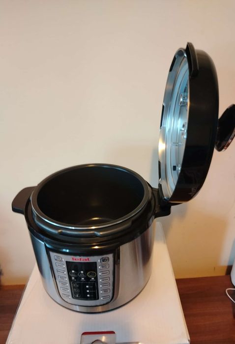 Vând Oala sub presiune electrica Tefal