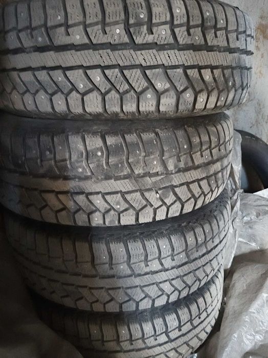 Продам зимнюю  резину шипованную 195/65/15